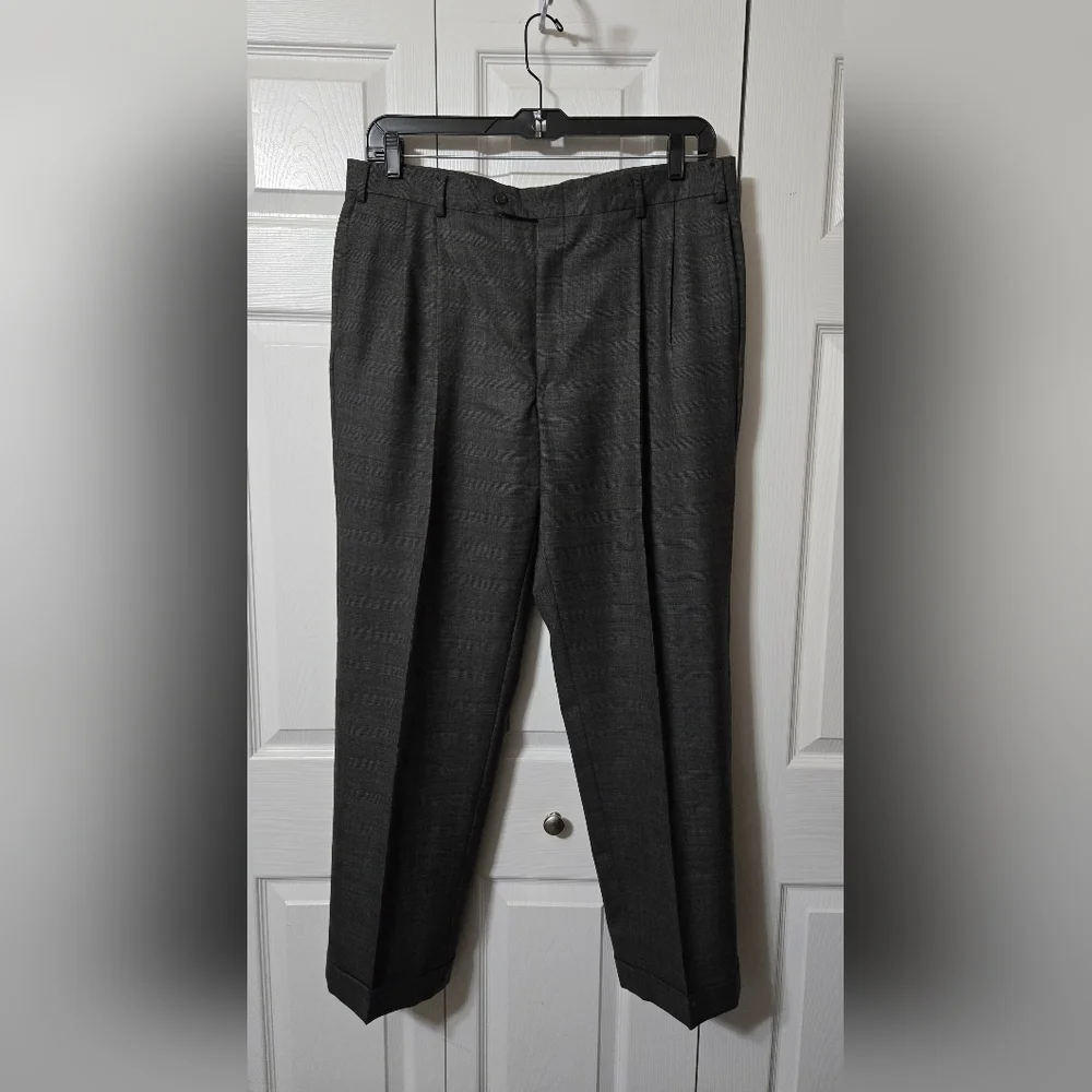 Gray Micro Plaid Design Business Suit, w/Pockets, Size 42 Reg/Pants 38, Like New